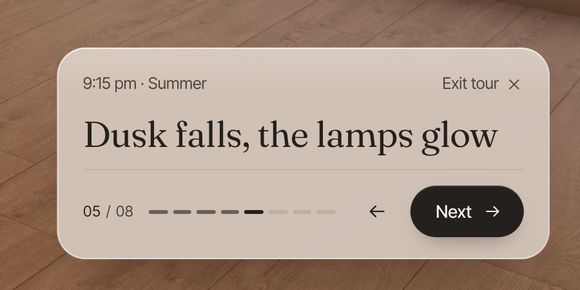 Karta przewodnika nad podłogą: „9:15 pm · Summer”, tytuł kroku „Dusk falls, the lamps glow”, krok 5 z 8 ze znacznikami postępu, strzałka wstecz, przyciski „Next” i „Exit tour”.